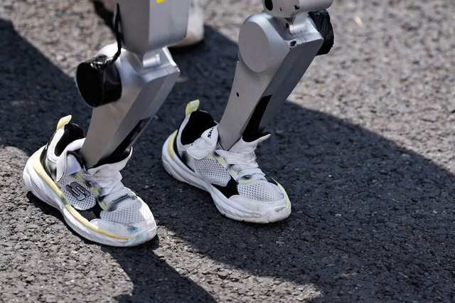 Cuộc đua là kết quả của nhiều tháng đào tạo cho người máy để chúng thành thạo các kỹ năng vốn có ở con người. Theo ban tổ chức, họ phải tập cho chúng đi trên những con đường bằng phẳng và đồi núi của đường đua và xoay xở quanh sáu khúc cua trái và tám khúc cua phải. Các nhà phát triển phải đào tạo những chú robot giữ được sự ổn định và cân bằng để tránh bị ngã khi tham gia.