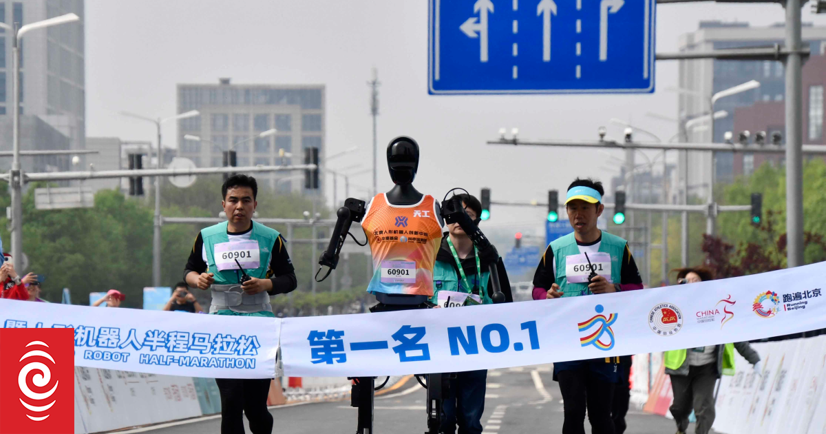 Nó đã xuất sắc cán đích đầu tiên và giành ngôi vô địch. Nó có thể chạy trung bình 10km/h và có thể băng qua các địa hình đồi, cầu thang, cỏ và cát. X-Humanoid đã cải tiến mô hình robot hiện có cho cuộc chạy bán marathon. 