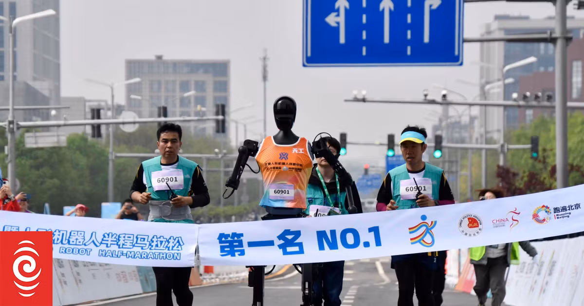 Nó đã xuất sắc cán đích đầu tiên và giành ngôi vô địch. Nó có thể chạy trung bình 10km/h và có thể băng qua các địa hình đồi, cầu thang, cỏ và cát. X-Humanoid đã cải tiến mô hình robot hiện có cho cuộc chạy bán marathon. 