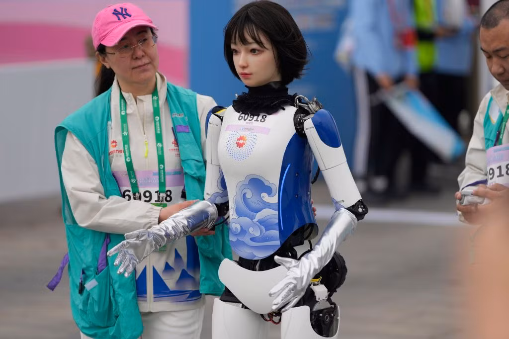 Về phía các vận động viên robot, các nhà phát triển mang đến đa dạng các chủng loại robot được cho là thú vị nhất của họ. Có một robot được hoàn thiện với vẻ ngoài của một mỹ nhân, "cô ấy" bước ra đường đua cùng với các kỹ sư hỗ trợ. Đây cũng là robot duy nhất có phần đầu giống người tham gia trong cuộc đua lịch sử này.