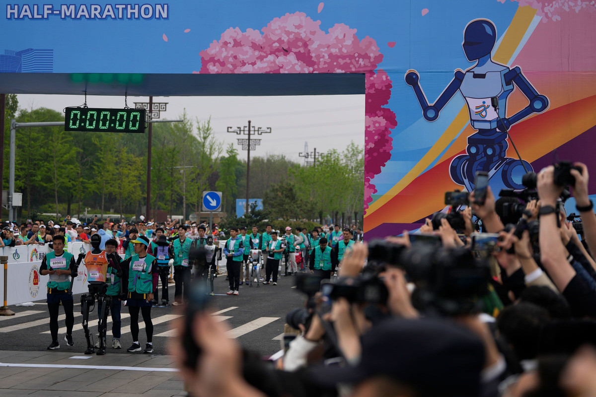 Trước cuộc đua, hàng ngàn người chạy chen chúc ở một đường phía sau vạch xuất phát, nhiều người chạy bộ tại chỗ để giữ ấm. Những người máy, được ngăn cách bằng hàng rào vào một làn đường khác với những người chạy, đứng yên một chỗ chờ đợi xuất phát. Khi tiếng còi báo hiệu cuộc đua bắt đầu lúc 7h30 sáng, những người chạy bộ lao vào đường đua. Thời gian xuất phát của robot được điều chỉnh chậm hơn một hoặc hai phút để tránh va chạm vào nhau.