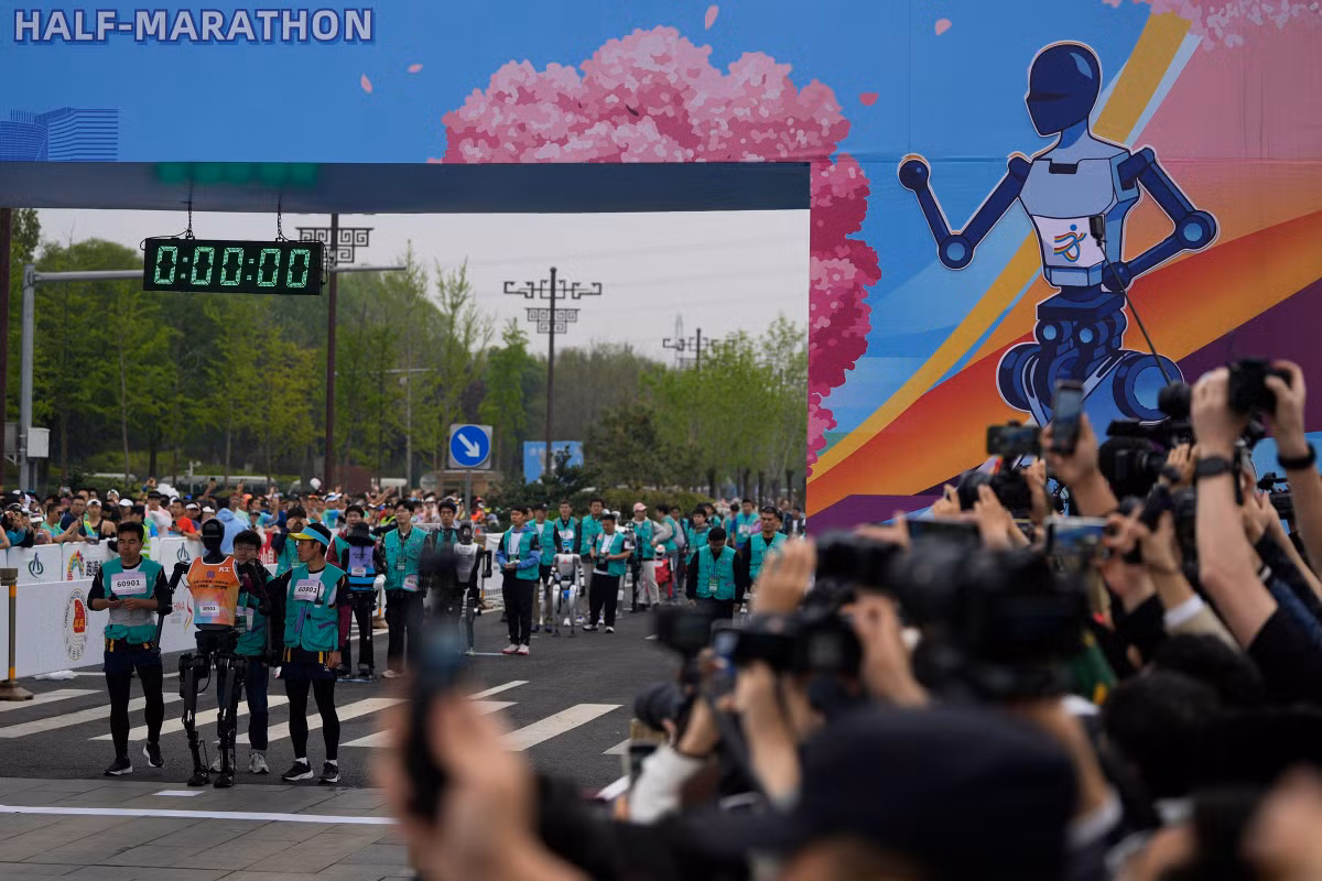 Trước cuộc đua, hàng ngàn người chạy chen chúc ở một đường phía sau vạch xuất phát, nhiều người chạy bộ tại chỗ để giữ ấm. Những người máy, được ngăn cách bằng hàng rào vào một làn đường khác với những người chạy, đứng yên một chỗ chờ đợi xuất phát. Khi tiếng còi báo hiệu cuộc đua bắt đầu lúc 7h30 sáng, những người chạy bộ lao vào đường đua. Thời gian xuất phát của robot được điều chỉnh chậm hơn một hoặc hai phút để tránh va chạm vào nhau.