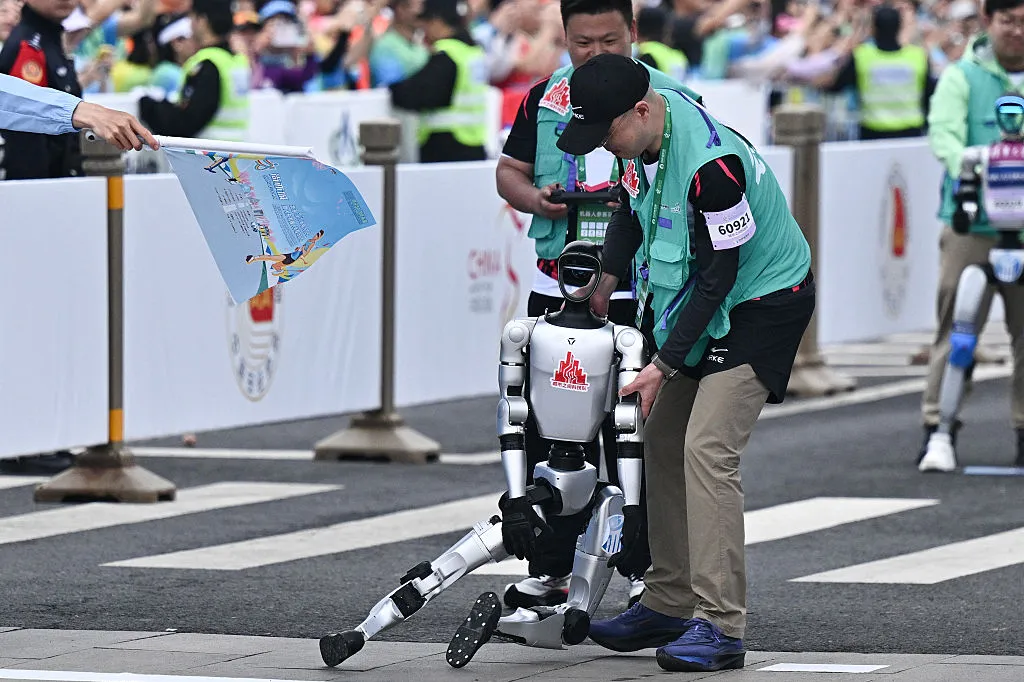 Nhưng không sao, cú ngã không gây ra hư hại gì cho robot. Nó được kỹ sư hỗ trợ đứng lên để tiếp tục cuộc thi. Các nhà phát triển cho biết robot hình người thường hoạt động không quá hai giờ với một lần sạc pin. Chúng chạy càng nhanh thì quãng đường đi được càng ngắn.