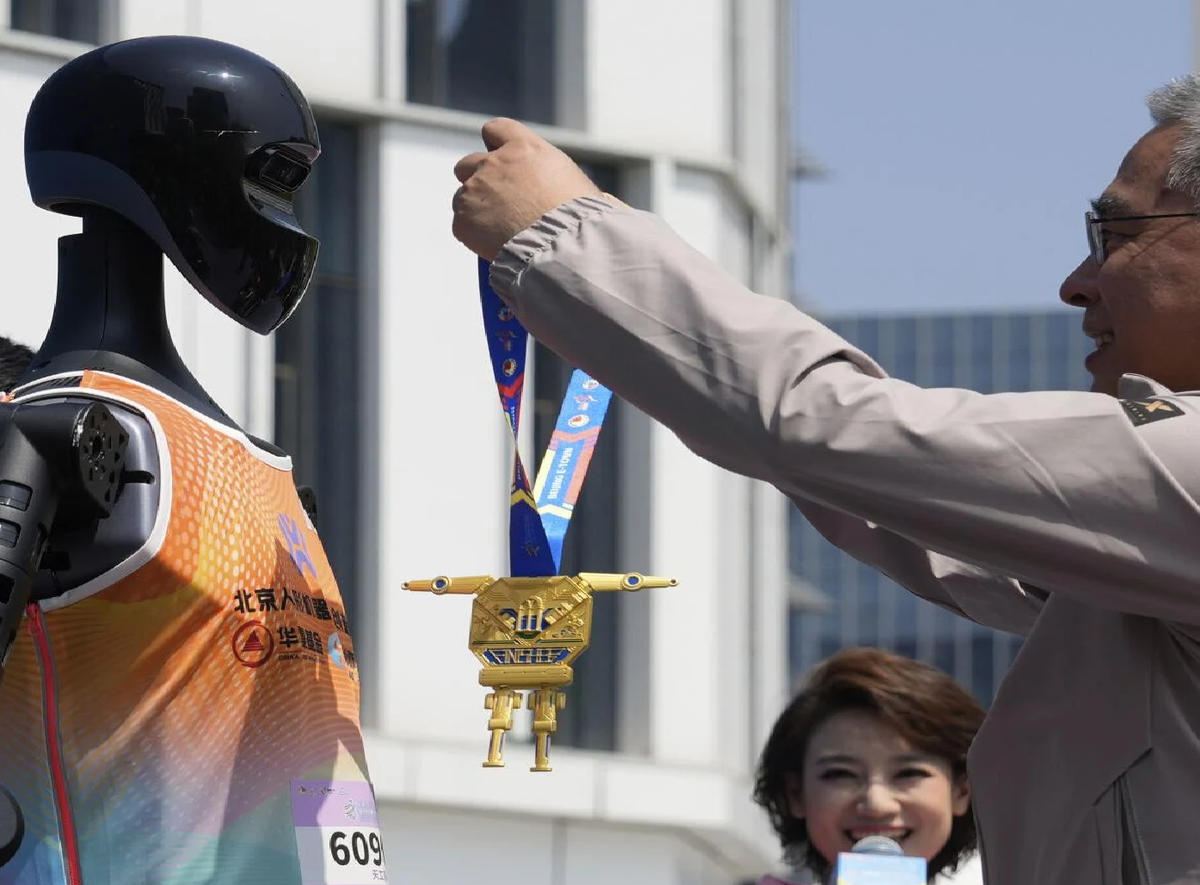 Trong khi nhiều robot được điều khiển từ xa, Tien Kung Ultra sử dụng công nghệ theo dõi không dây cho phép nó giao tiếp với người chạy trước nó. Robot này hoàn thành chặng đường trong 2 giờ 40 phút . Con người chiến thắng trong cuộc đua này đã hoàn thành chặng đua trong 1 giờ 2 phút.