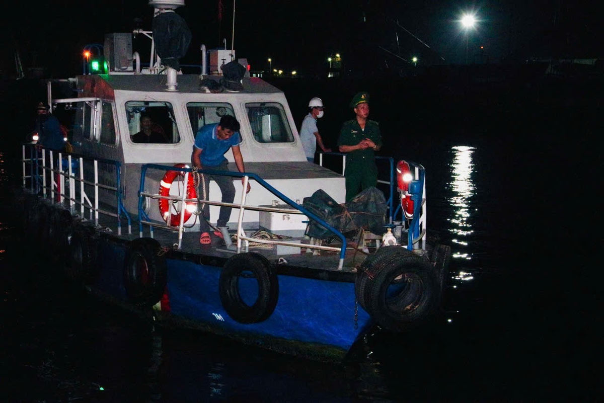 Bo doi Bien phong ung cuu thuyen vien nuoc ngoai gap bao benh-Hinh-2