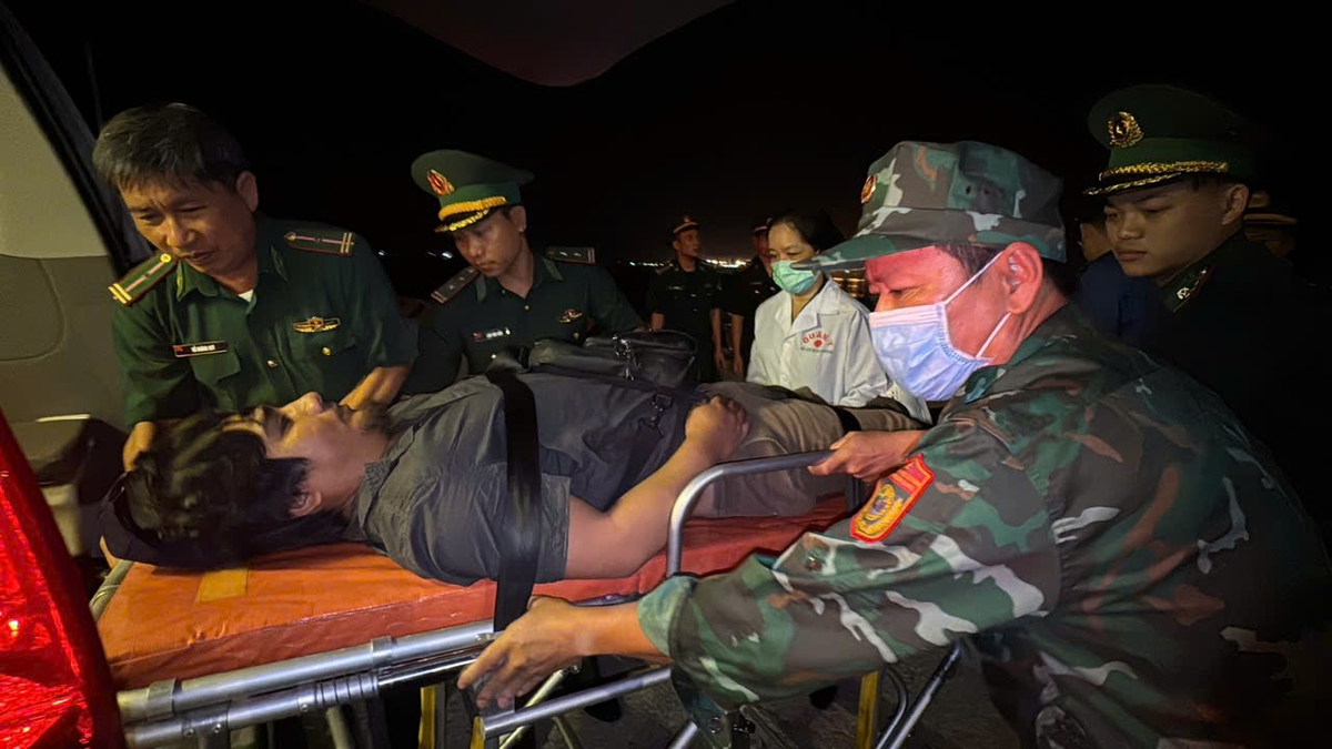 Bo doi Bien phong ung cuu thuyen vien nuoc ngoai gap bao benh