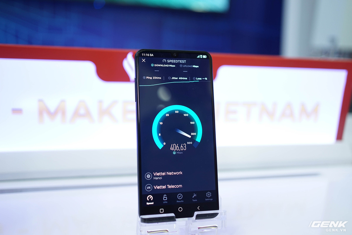 Chiếc máy này hỗ trợ công nghệ mạng 5G Sub-6 Ghz. Tại buổi triển lãm, VinSmart và Viettel đã thiết lập một trạm thu phát sóng 5G để khách tham quan có được trải nghiệm nhanh về công nghệ này. Qua đó, Aris 5G có thể đạt tốc độ tải về lên tới 400Mbps, cao gấp gần 8 lần 4G.