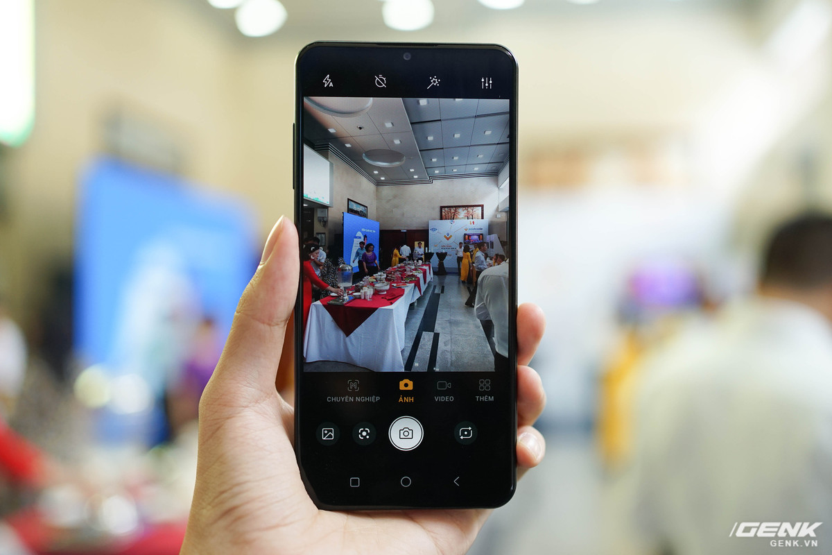 Camera của máy hỗ trợ một số tính năng như chụp ảnh góc siêu rộng, chụp ảnh xoá phông hay chế độ chuyên nghiệp.