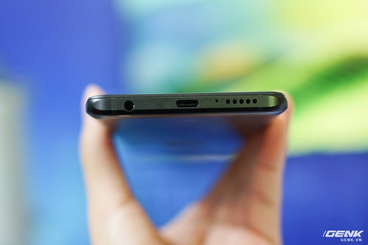 Nói về sự thuận tiện, Aris 5G vẫn giữ jack cắm tai nghe 3.5mm, một trang bị cần thiết mà ngày một nhiều hãng smartphone từ bỏ.