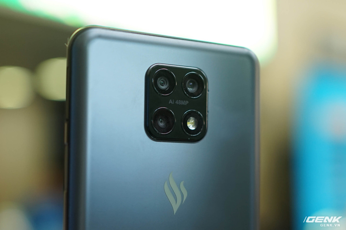 Camera của Vsmart Aris được đặt trong một cụm hình vuông, trong đó bao gồm ba camera với độ phân giải 48MP, 8MP và 2MP.
