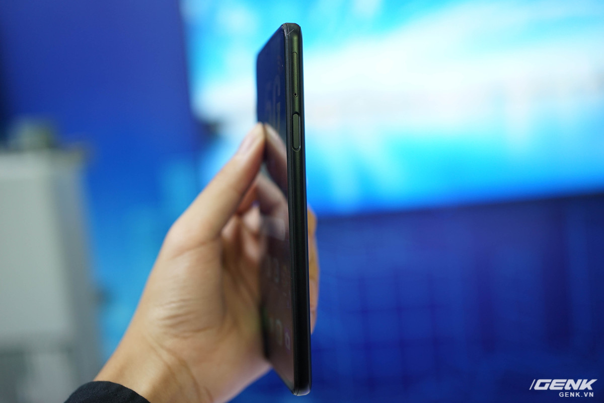 Cảm biến vân tay của Aris được tích hợp vào nút nguồn đặt ở cạnh phải, giúp giữ cho máy thiết kế đẹp mắt trong khi vẫn tạo cho người dùng sự thuận tiện.