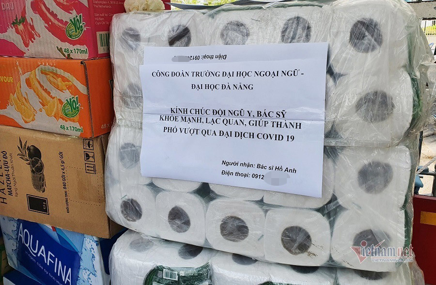 Một món hàng được gửi đến Bệnh viện Đà Nẵng với lời chúc kèm theo.