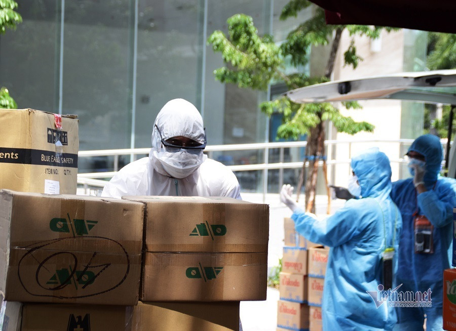 Lượng lớn hàng được người dân đưa đến.