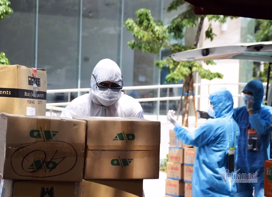 Lượng lớn hàng được người dân đưa đến.