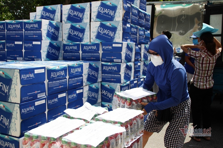 Món hàng được đưa tới đây nhiều nhất là nước uống, mì gói, sữa...