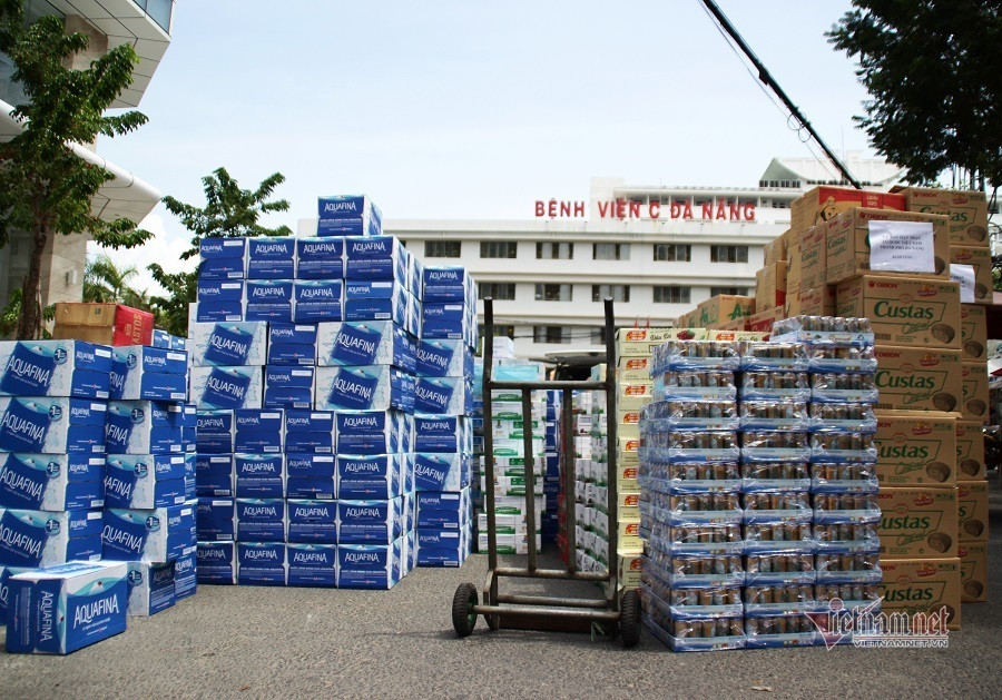 Hàng chất cao như núi trước chốt Bệnh viện C Đà Nẵng.