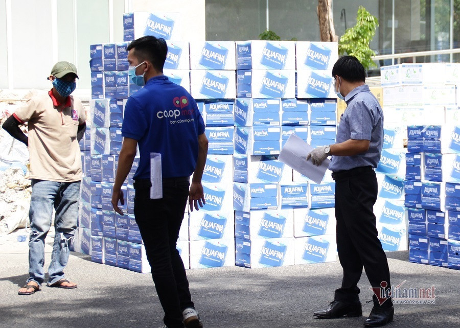 Số hàng đưa đến được nhân viên ghi chép chuyển đến các bệnh viện.