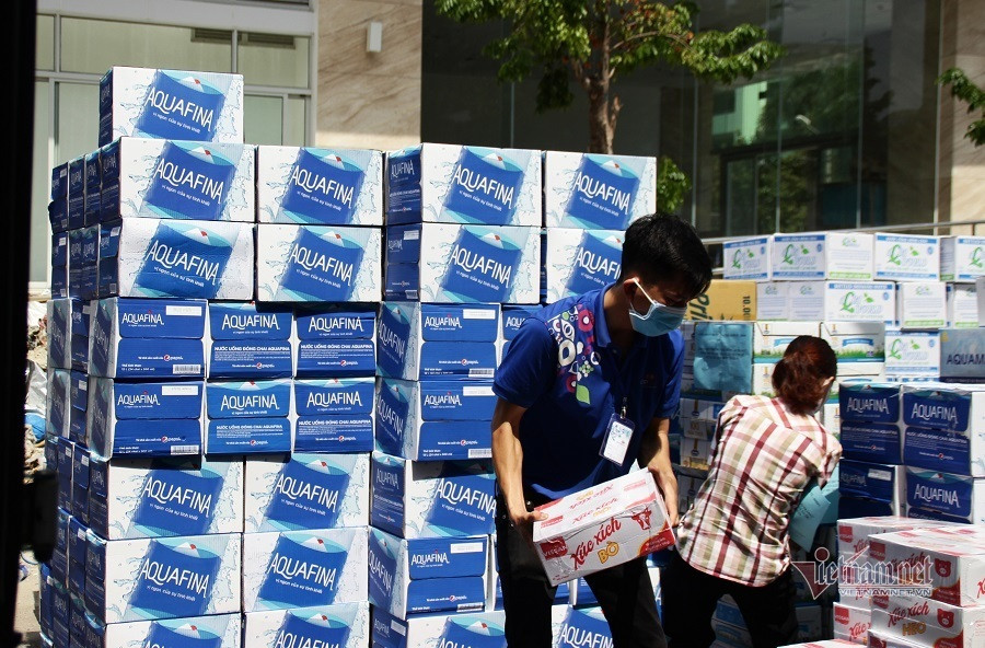 Vừa cùng mọi người bốc xong xe hàng, anh Nguyễn Mạnh Quang cho biết, thấy các y bác sĩ vất vả chống dịch, anh cùng mọi người tổ chức quyên góp mua hàng đến ủng hộ các bác sĩ.