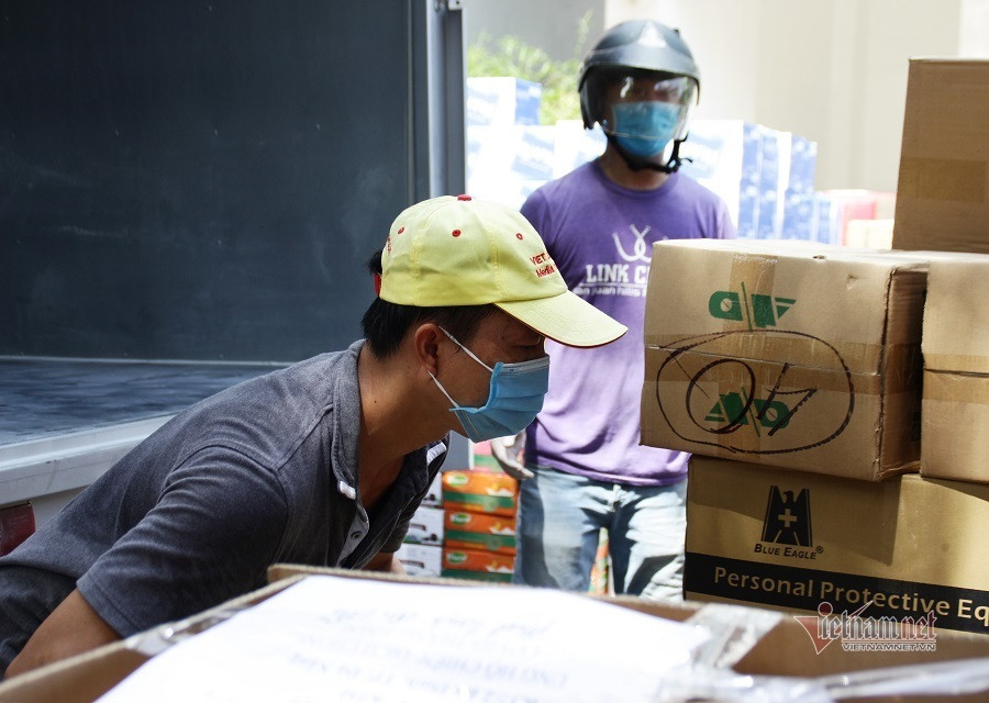 Thấy những thùng hàng chất cao như núi ở trước bệnh viện, mọi người cảm thấy ấm áp hơn sự chia sẻ của xã hội dành cho các y bác sĩ Đà Nẵng tuyến đầu chống dịch.