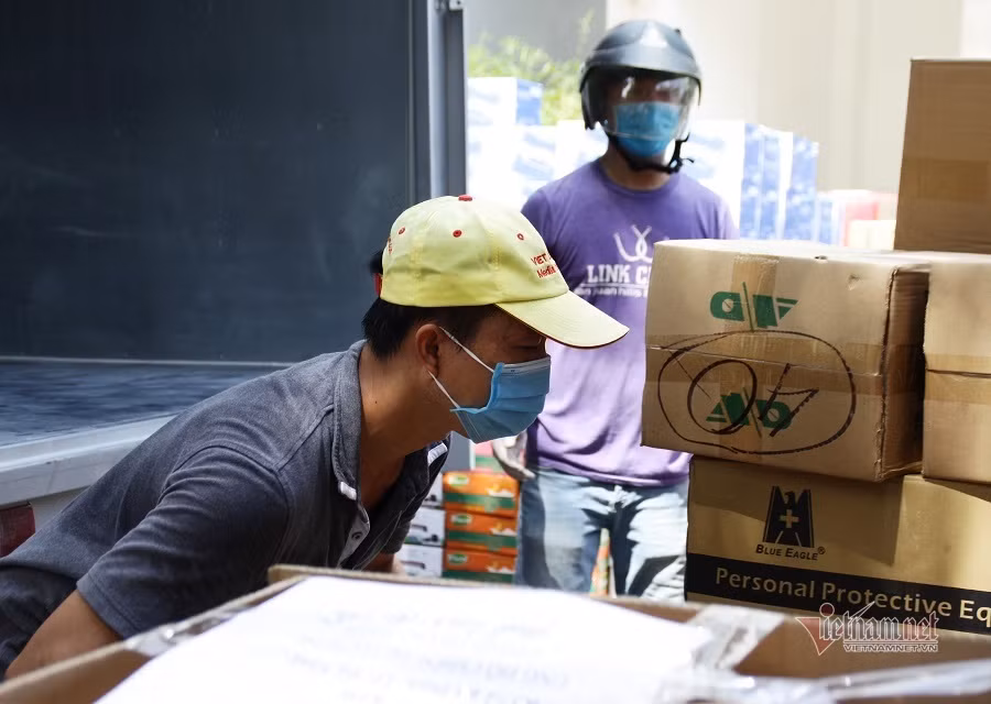 Thấy những thùng hàng chất cao như núi ở trước bệnh viện, mọi người cảm thấy ấm áp hơn sự chia sẻ của xã hội dành cho các y bác sĩ Đà Nẵng tuyến đầu chống dịch.