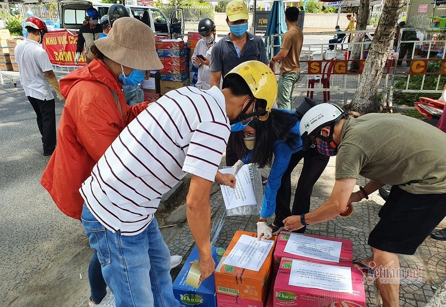 “Không chỉ Đà Nẵng mà còn nhiều người ở các tỉnh thành khác gửi về chia sẻ cùng các bác sĩ. Chúng tôi mong muốn góp một phần nhỏ bé để cùng chống dịch. Chúc các y bác sĩ thật nhiều sức khỏe”, anh Quang chia sẻ.