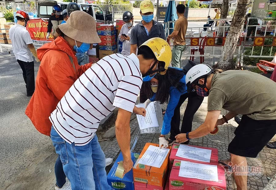 “Không chỉ Đà Nẵng mà còn nhiều người ở các tỉnh thành khác gửi về chia sẻ cùng các bác sĩ. Chúng tôi mong muốn góp một phần nhỏ bé để cùng chống dịch. Chúc các y bác sĩ thật nhiều sức khỏe”, anh Quang chia sẻ.