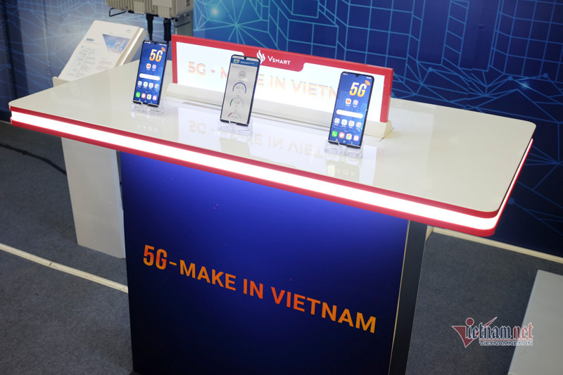 Bên cạnh mảng thiết bị viễn thông, nhà sản xuất này cũng đang bắt tay vào sản xuất những chiếc điện thoại 5G đầu tiên. Đây là mẫu thiết bị đầu cuối đầu tiên và duy nhất của Việt Nam có khả năng tương thích với hạ tầng sóng 5G.