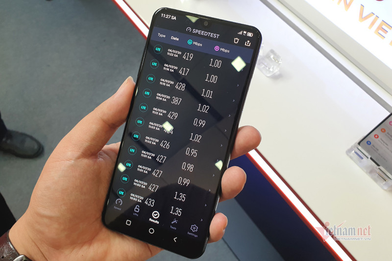 Khi kết hợp thử nghiệm với thiết bị mạng 5G Viettel ngay tại trụ sở Bộ TT&amp;TT, kết quả cho thấy tốc độ tải đường xuống ghi nhận trên Aris đạt khoảng hơn 400 Mbps. Cả điện thoại và thiết bị mạng đều đang trong quá trình thử nghiệm, do đó tốc độ 5G chắc chắn sẽ còn được cải thiện hơn nữa trong tương lai.