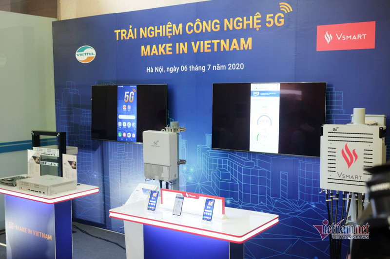 Tại triển lãm trình diễn các sản phẩm công nghệ Make in Vietnam vừa diễn ra tại trụ sở Bộ Thông tin &amp; Truyền thông, gian hàng các thiết bị 5G do Việt Nam sản xuất thu hút sự chú ý lớn từ những người tham dự triển lãm.