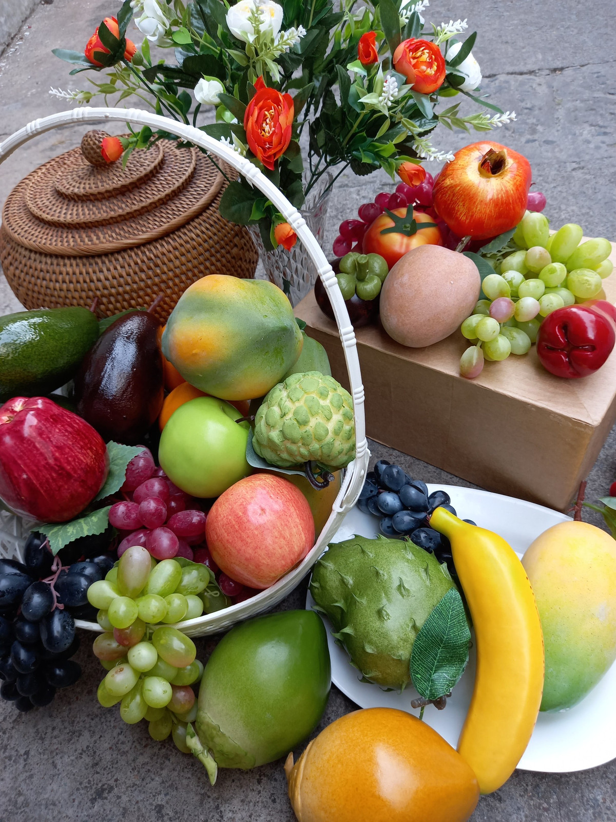 Trái với suy nghĩ của nhiều người, đặt cành vàng lá ngọc đi lễ chùa về lên bàn thờ không được thêm phước lành, tài lộc mà còn có thể vô tình mang theo những thứ không nên mang về nhà. Lý do là vì chùa chiền không chỉ là chỗ ở của các vị thần Phật mà còn là nơi các vong linh nương tựa nữa. Hãy cẩn thận vì có những thứ không được đặt lên bàn thờ.