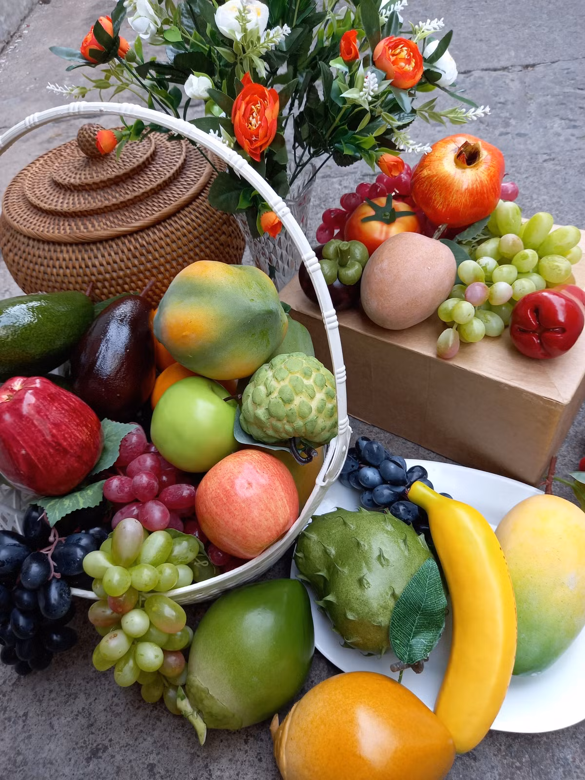 Trái với suy nghĩ của nhiều người, đặt cành vàng lá ngọc đi lễ chùa về lên bàn thờ không được thêm phước lành, tài lộc mà còn có thể vô tình mang theo những thứ không nên mang về nhà. Lý do là vì chùa chiền không chỉ là chỗ ở của các vị thần Phật mà còn là nơi các vong linh nương tựa nữa. Hãy cẩn thận vì có những thứ không được đặt lên bàn thờ.