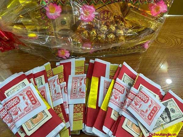 Thế nhưng, theo tâm linh việc để tiền vàng lên bàn thờ chẳng những không thúc tài vượng vận mà còn khiến cho việc làm ăn của gia chủ bị trì trệ, nhiều khó khăn ngáng trở khiến khó lòng thành công như ý. Tiền bạc đâu chẳng thấy về nhà mà ngược lại còn mất tiền tốn của, túng thiếu trăm bề.