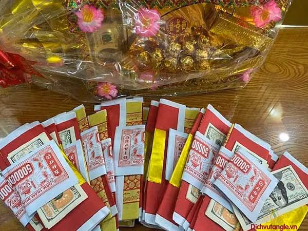 Thế nhưng, theo tâm linh việc để tiền vàng lên bàn thờ chẳng những không thúc tài vượng vận mà còn khiến cho việc làm ăn của gia chủ bị trì trệ, nhiều khó khăn ngáng trở khiến khó lòng thành công như ý. Tiền bạc đâu chẳng thấy về nhà mà ngược lại còn mất tiền tốn của, túng thiếu trăm bề.