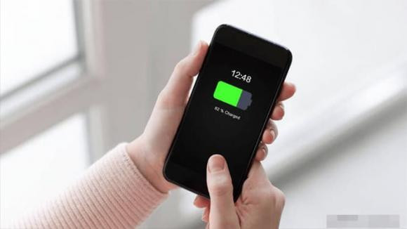 De giu dien thoai ben nen bo 3 thoi quen nay khi sac