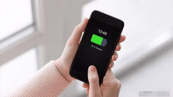 De giu dien thoai ben nen bo 3 thoi quen nay khi sac