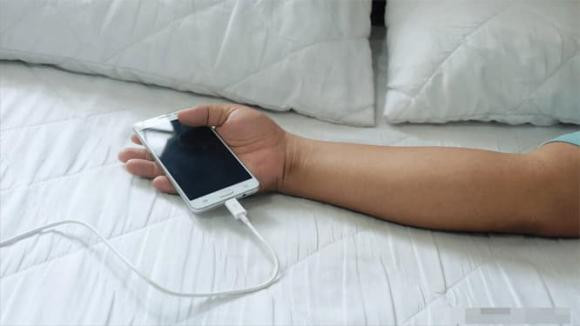 De giu dien thoai ben nen bo 3 thoi quen nay khi sac-Hinh-3