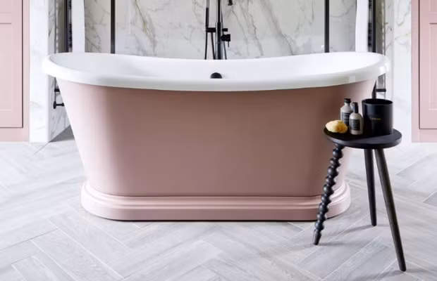 Bồn tắm: Một chiếc bồn tắm ấn tượng có thể tạo nên điểm nhấn cho căn phòng. Nhiều người lựa chọn những chiếc bồn tắm màu trắng để tạo cảm giác sạch sẽ và sang trọng. Tuy nhiên, bạn có thể lựa chọn những gam màu khác cho chiếc bồn tắm của mình, tùy theo sở thích và phong cách thiết kế bồn tắm của bạn.