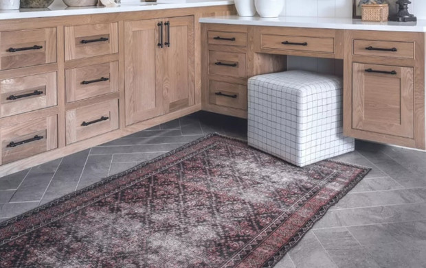 Thảm giữ nhiệt: Thảm giữ nhiệt là phương pháp sưởi ấm sàn nhà tiên tiến, được ứng dụng nhiều trong các thiết kế phòng tắm, đặc biệt ở những vùng có khí hậu lạnh. Sưởi ấm sàn nhà làm ấm không gian, giúp bạn tránh bị cảm lạnh khi vừa tắm xong. Đồng thời, thảm giữ nhiệt được đặt dưới sàn nhà, vừa tiết kiệm không gian, vừa tạo điểm nhấn cho phòng tắm của bạn.