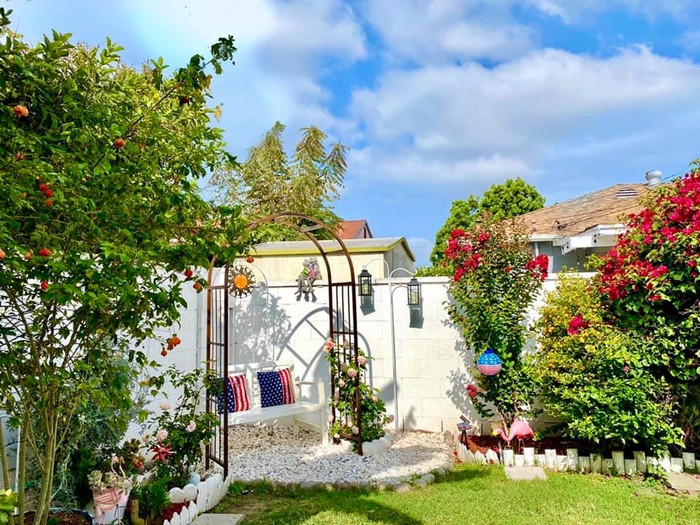 Tuy chưa có nhiều kinh nghiệm trồng trọt, làm vườn nhưng cựu giảng viên trường Y không ngần ngại tìm hiểu, tham khảo các kiến thức trên mạng hay trong sách vở, đồng thời học hỏi từ những người đi trước để làm quen với công việc chăm cây. Cô thừa nhận, việc làm vườn tuy vất vả song cũng mang lại những niềm vui riêng.