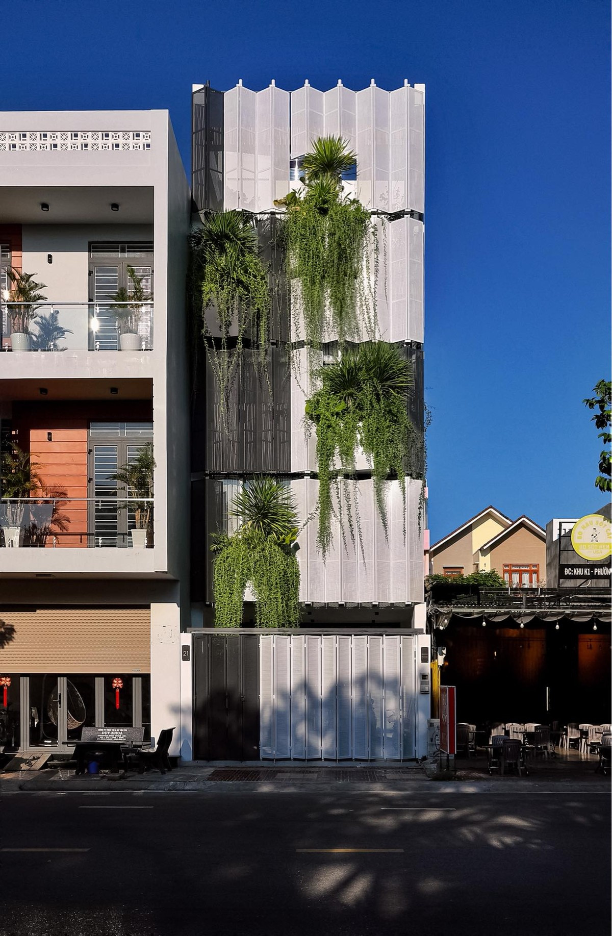 Kiến trúc sư Đặng Thái Hoàng (AZ85 Studio) cho biết, công trình Bread House với kiến trúc nổi bật giữa những căn nhà phố theo mô típ cũ.