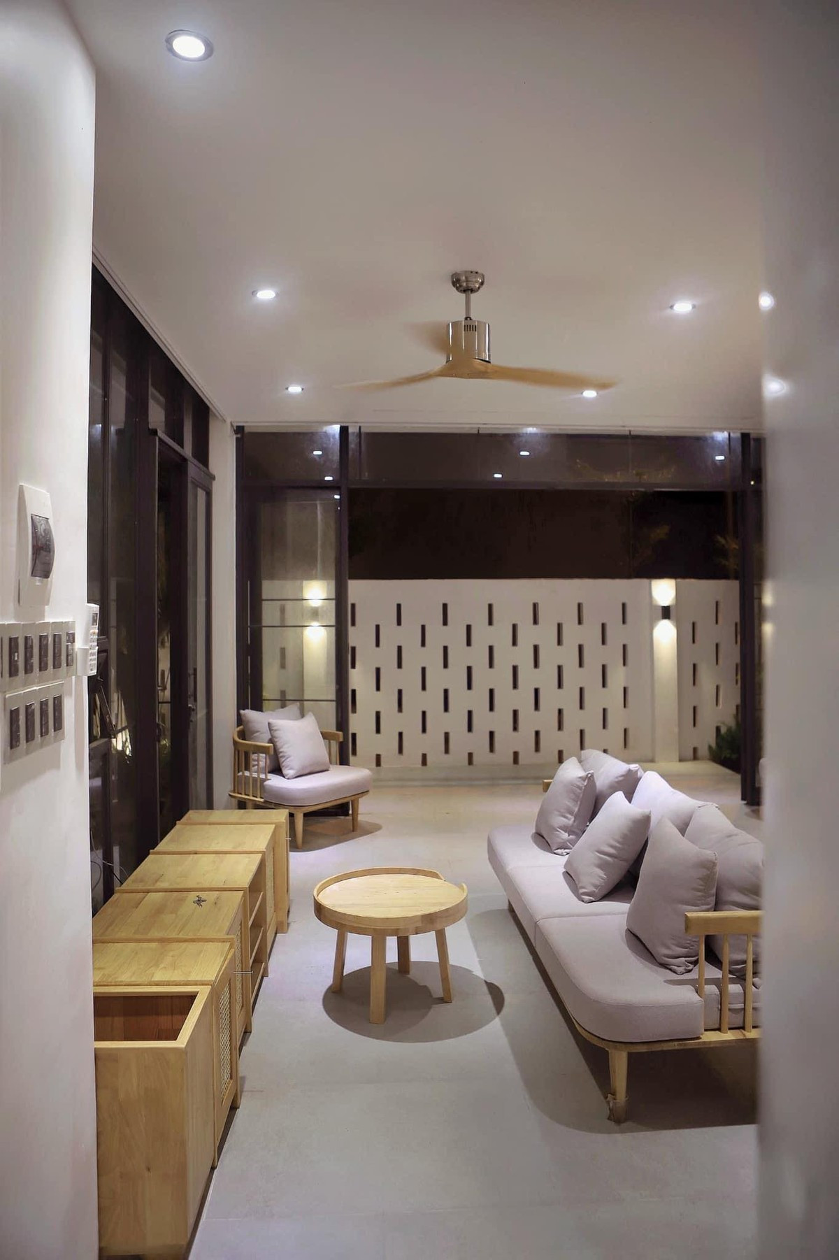 Công trình gồm bốn tầng, khu vực sinh hoạt chung nối với khoảng sân vườn nhỏ sau nhà cùng gara tầng trệt, bốn phòng ngủ chính chia đều ở hai tầng tiếp theo.