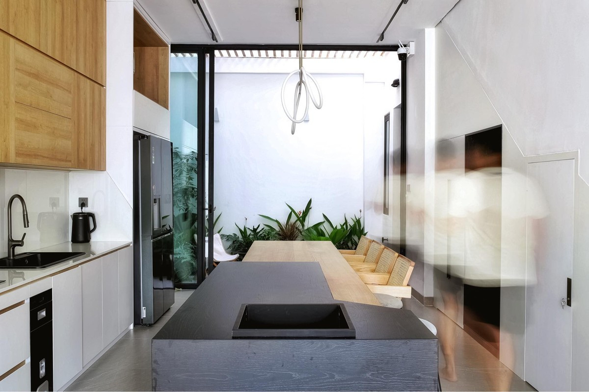 Công trình cũng là sự kết hợp linh hoạt giữa không gian ở và những khoảng trống, tận dụng tối đa ánh sáng tự nhiên đưa vào mỗi căn phòng để giảm thiểu cảm giác ngột ngạt, chật chội của nhà phố. 