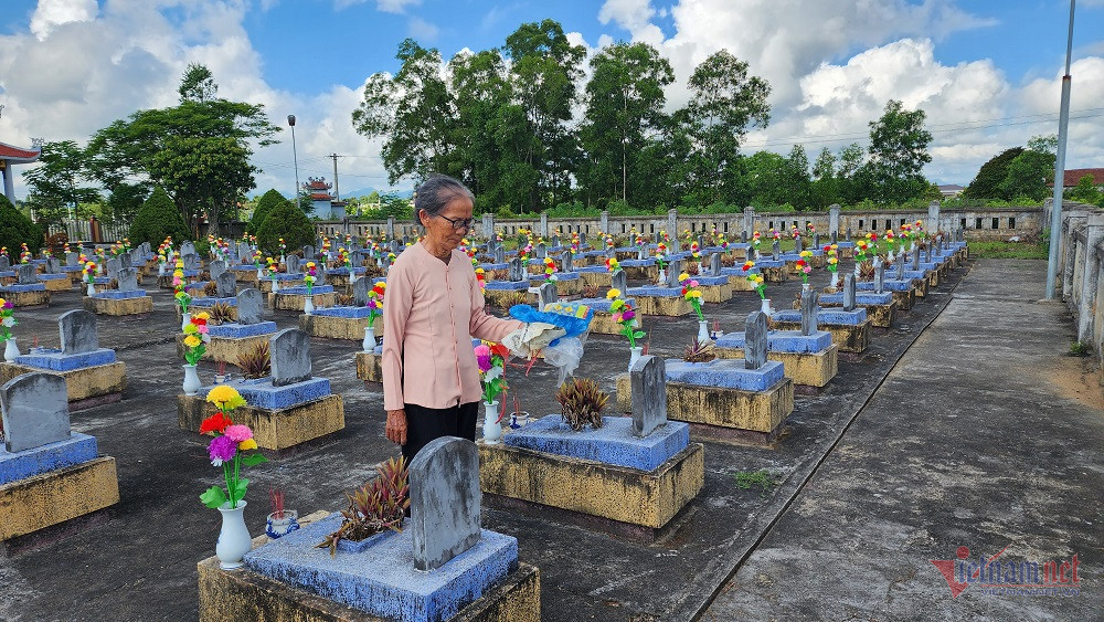 Ba lao 79 tuoi 26 nam cham soc phan mo cho dong doi o Quang Tri-Hinh-4