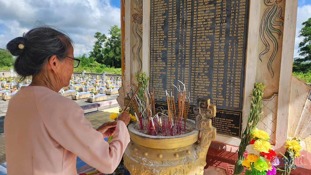 Ba lao 79 tuoi 26 nam cham soc phan mo cho dong doi o Quang Tri-Hinh-5