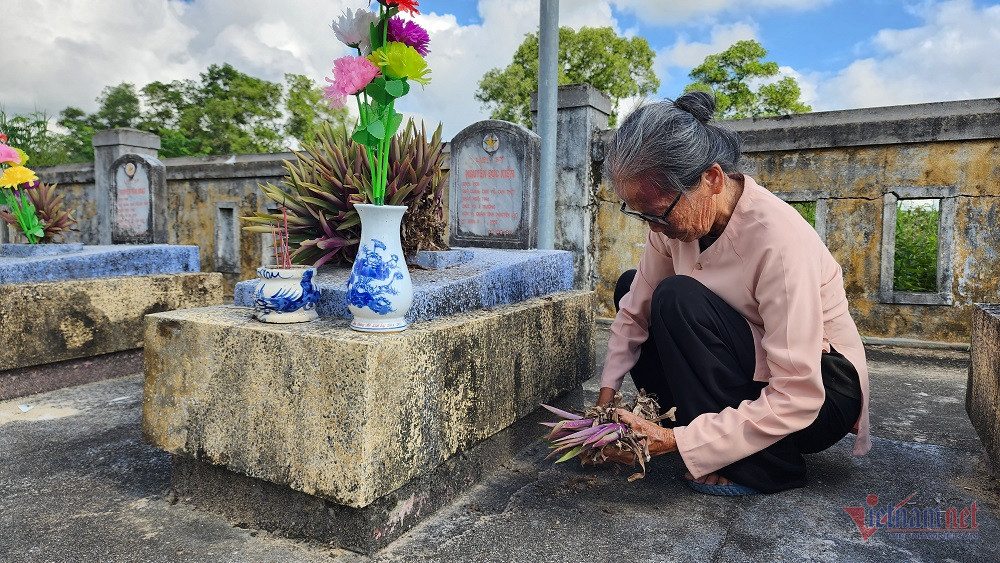 Ba lao 79 tuoi 26 nam cham soc phan mo cho dong doi o Quang Tri-Hinh-3