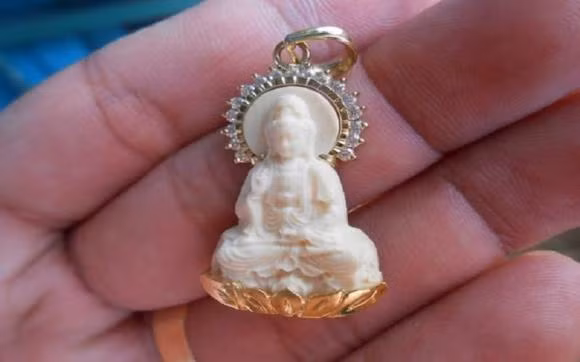 Nhung luu y khi deo tuong Phat thuong xuyen tren co-Hinh-2