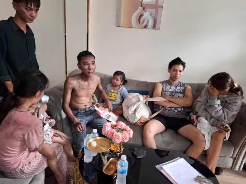 Giai cuu 6 nguoi thoat khoi dam chay khach san 6 tang-Hinh-5