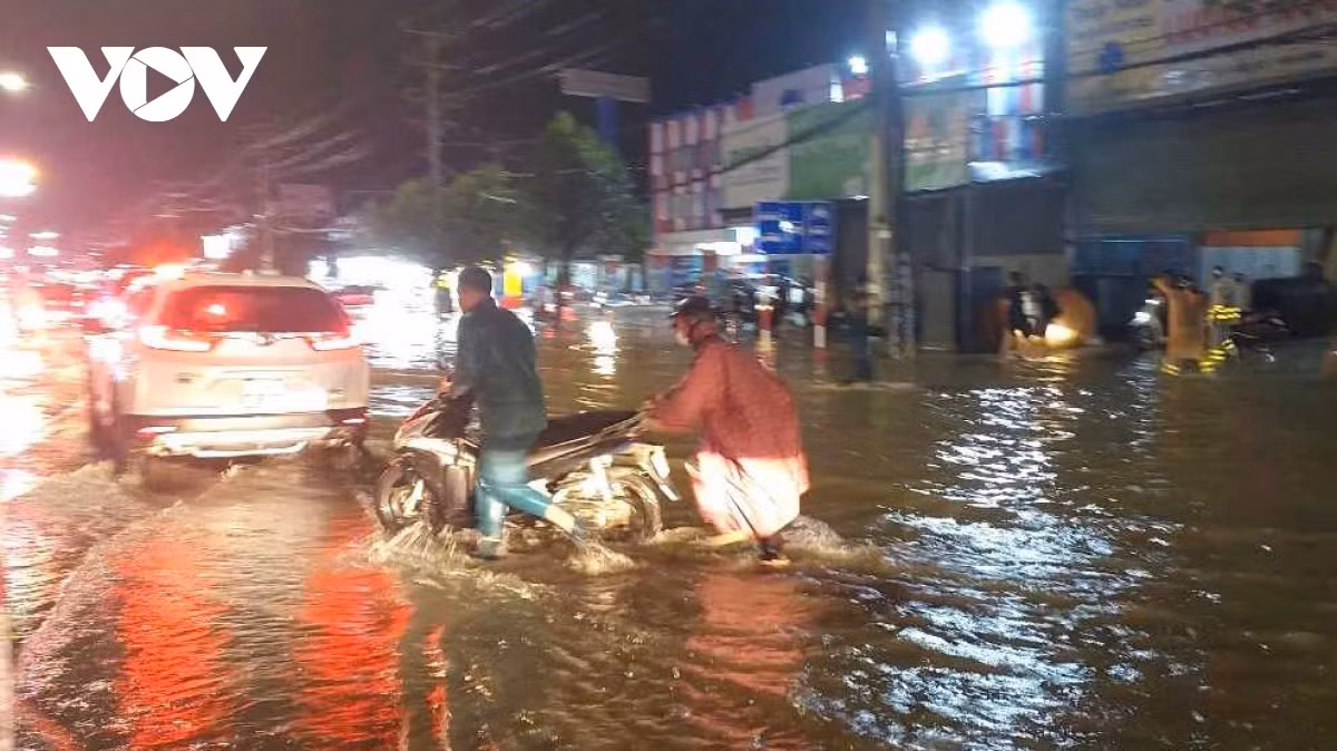 Nhieu o to bi troi, Binh Duong noi gi ve nguyen nhan ngap ung?