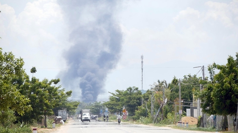 Cot khoi den kit tu khu chua xang dau san bay o Ninh Thuan-Hinh-2