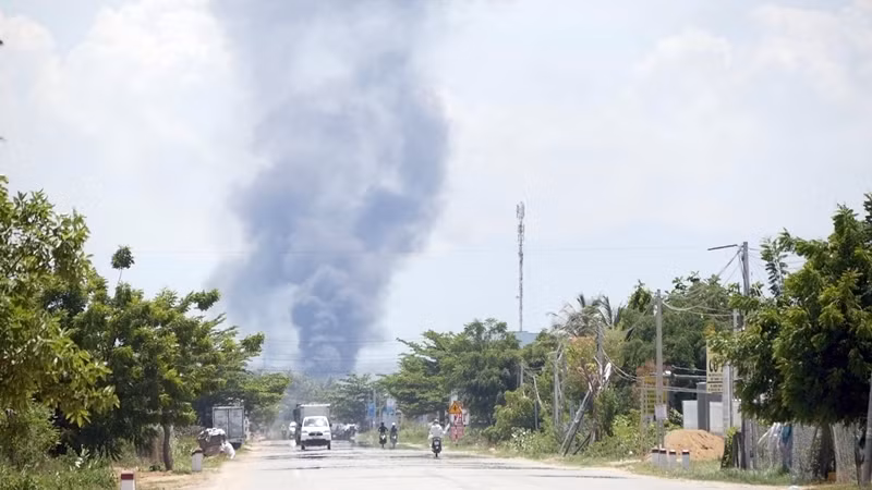 Cot khoi den kit tu khu chua xang dau san bay o Ninh Thuan-Hinh-2